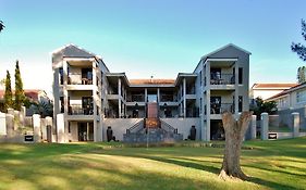 Fourteenth Green Guest Lodge